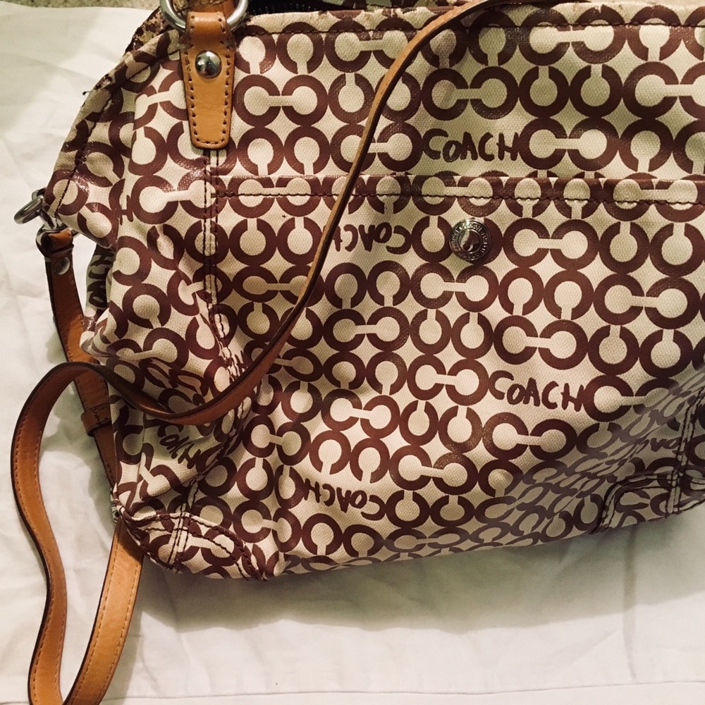 ✨ Oversized tan leather coach bag
